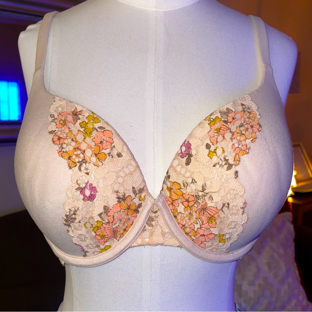 Victoria’s Secret Nude Perfect Shape Underwire Bra.Size 36C. Padded. Lace detail